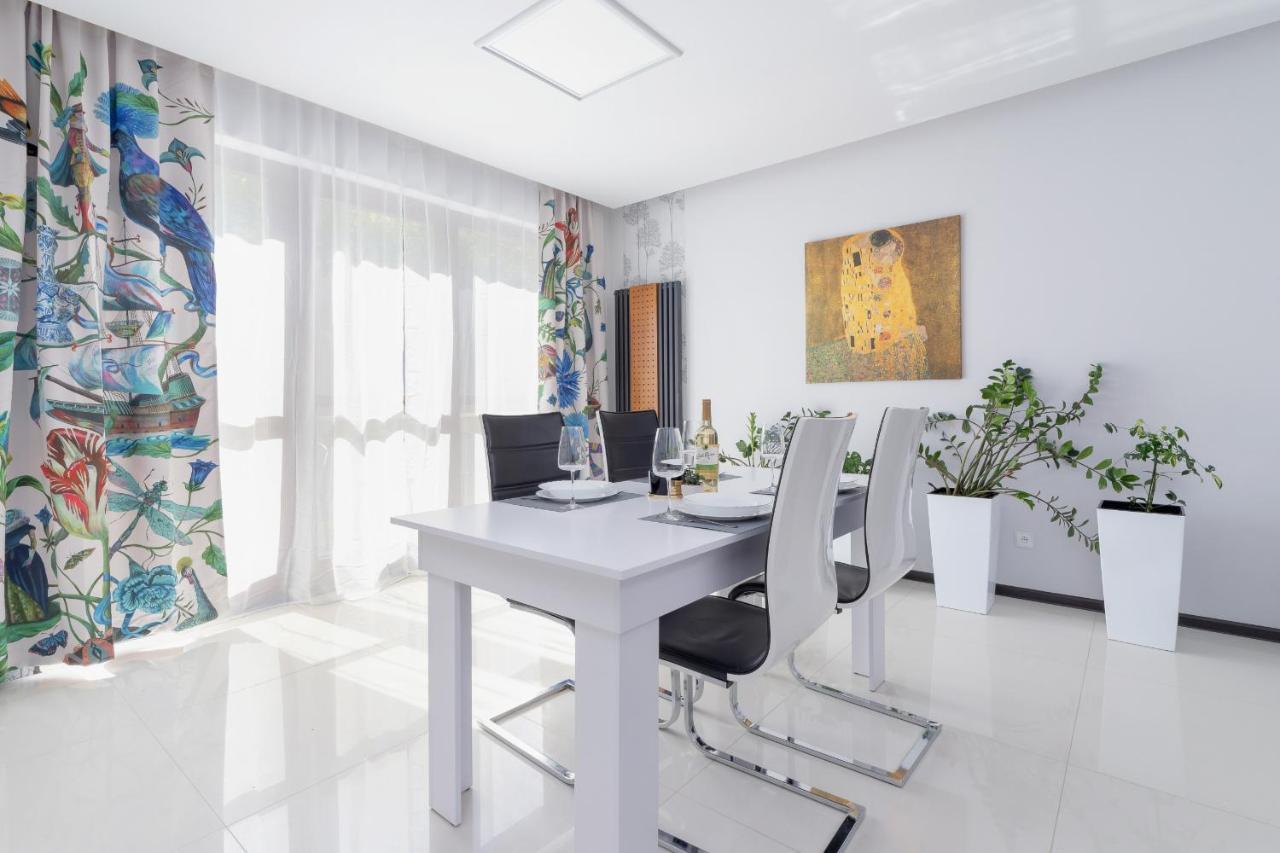 Wonderful Garden By Renters Apartment Krakow